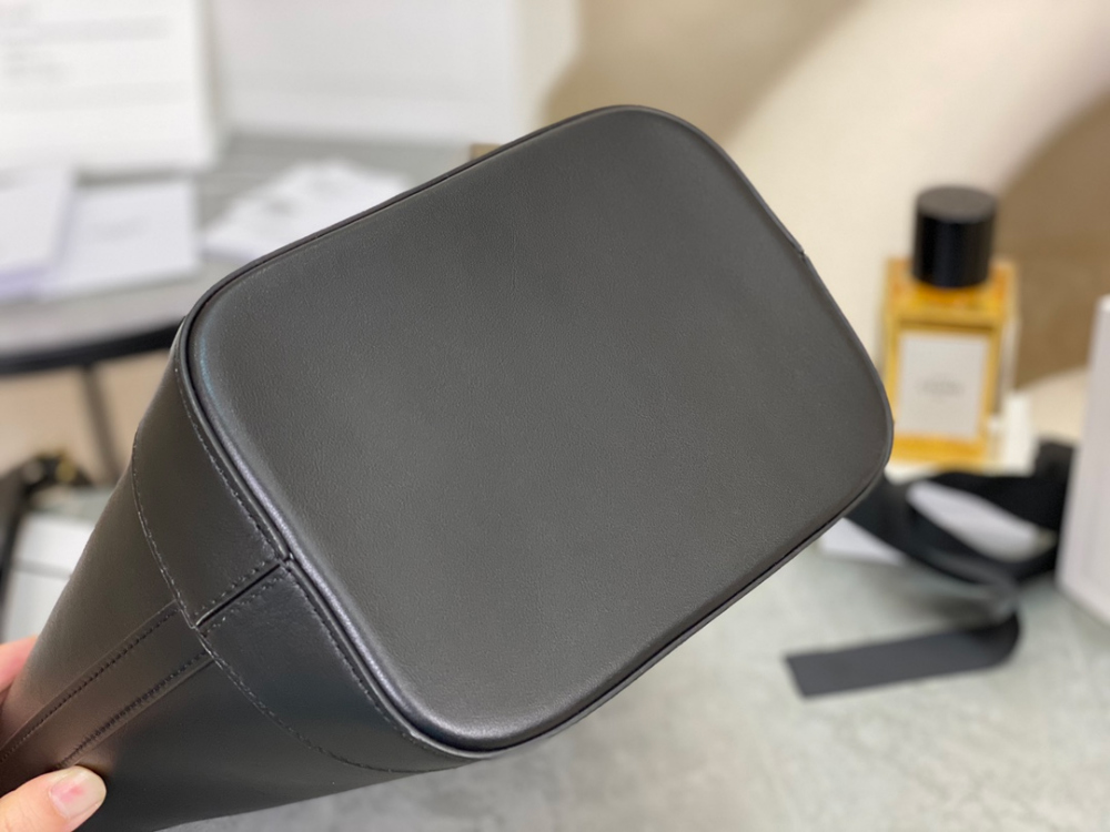 C E L I N E Celine Qurio Triomphe Bucket Soft Calfskin 레플리카 5번 이미지 - Bag | 세미샵 레플리카 사이트