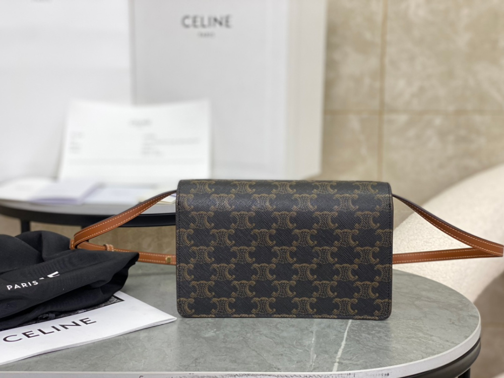 C E L I N E Celine Wallet on strap in Triomphe Canvas 레플리카 2번 이미지 - Bag | 세미샵 레플리카 사이트