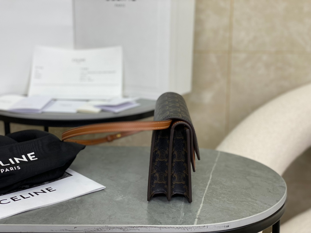 C E L I N E Celine Wallet on strap in Triomphe Canvas 레플리카 3번 이미지 - Bag | 세미샵 레플리카 사이트