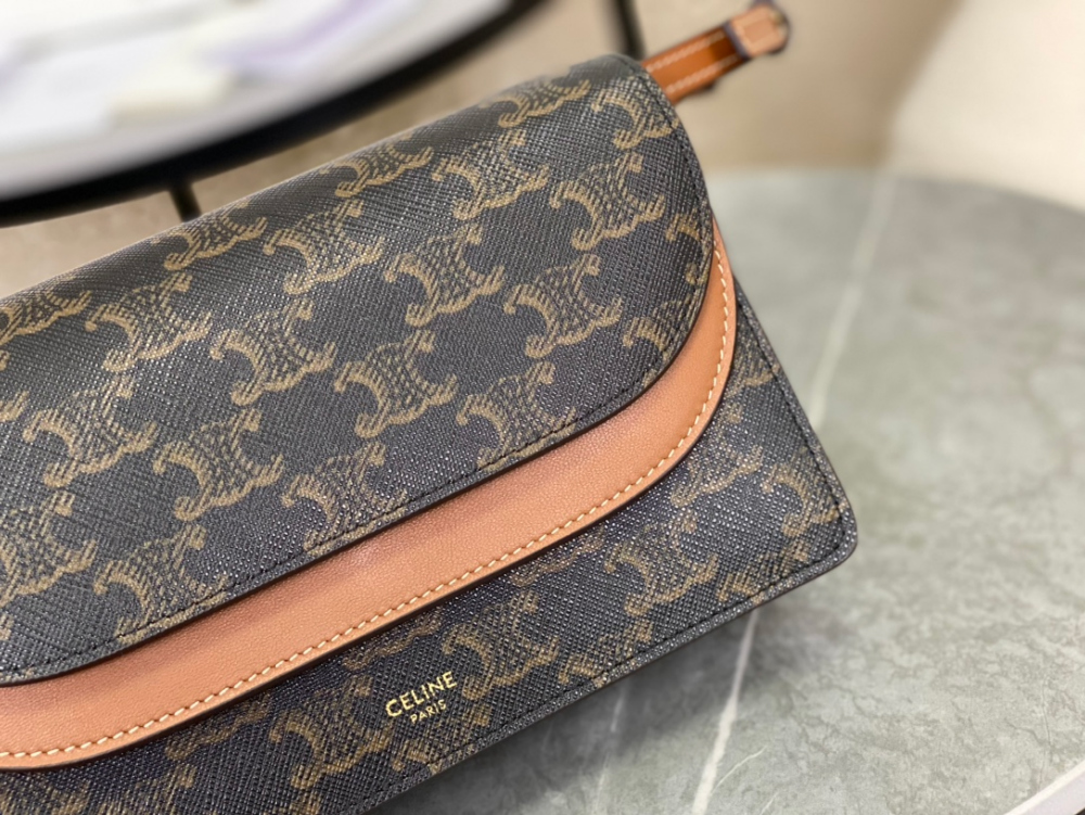 C E L I N E Celine Wallet on strap in Triomphe Canvas 레플리카 5번 이미지 - Bag | 세미샵 레플리카 사이트