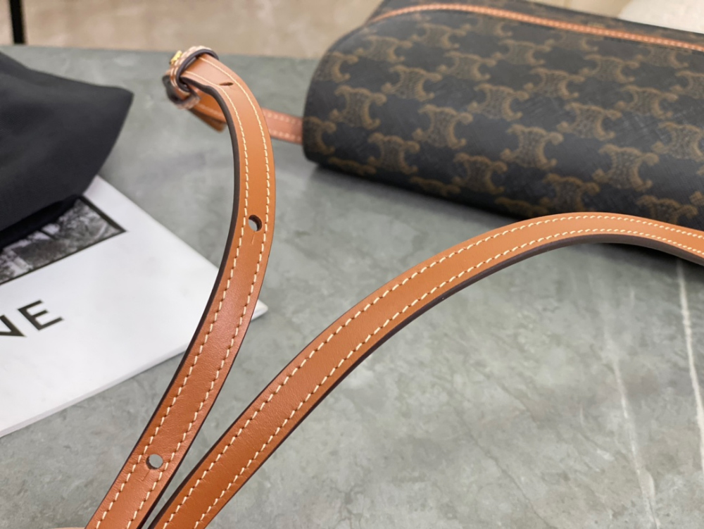 C E L I N E Celine Wallet on strap in Triomphe Canvas 레플리카 6번 이미지 - Bag | 세미샵 레플리카 사이트
