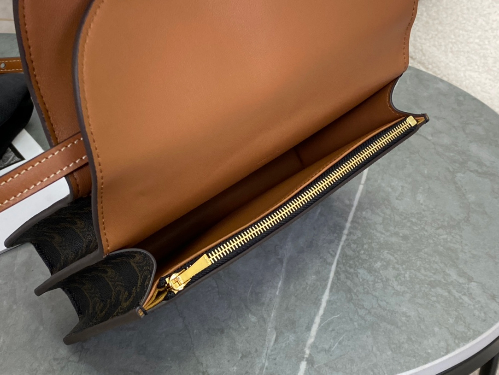 C E L I N E Celine Wallet on strap in Triomphe Canvas 레플리카 8번 이미지 - Bag | 세미샵 레플리카 사이트