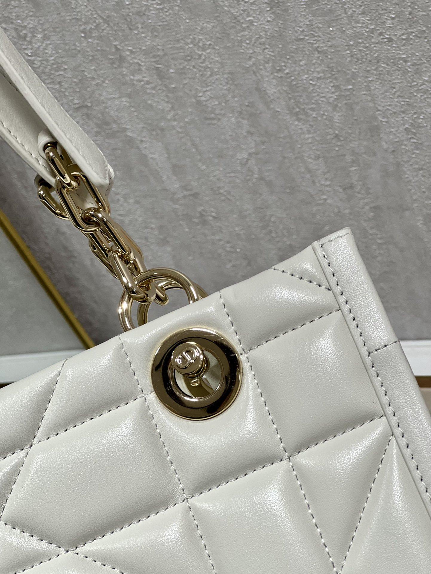 D I O R Dior Essential Tote 레플리카 13번 이미지 - Bag | 세미샵 레플리카 사이트