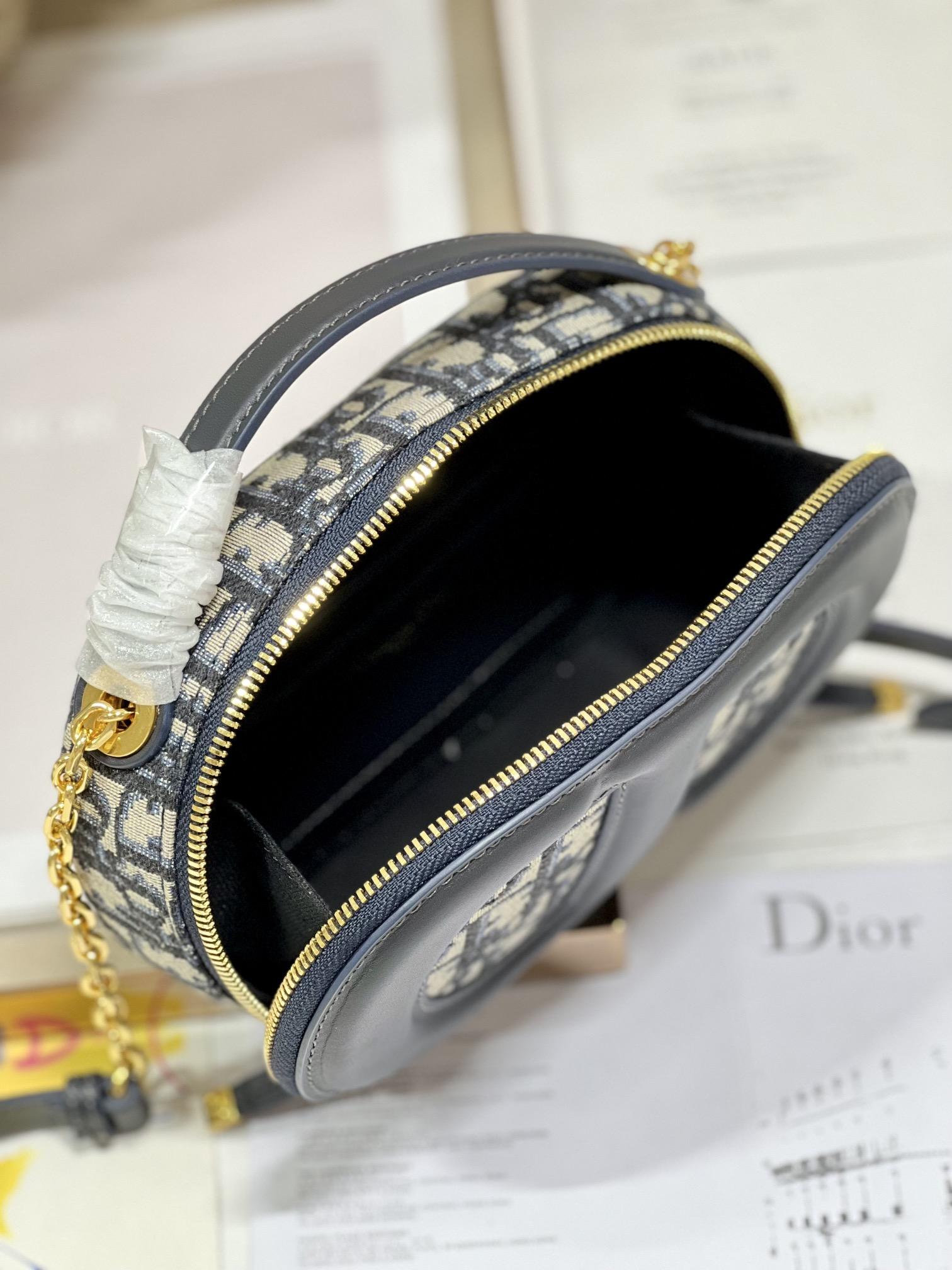 D I O R Dior Signature Oval Camera 레플리카 23번 이미지 - Bag | 세미샵 레플리카 사이트