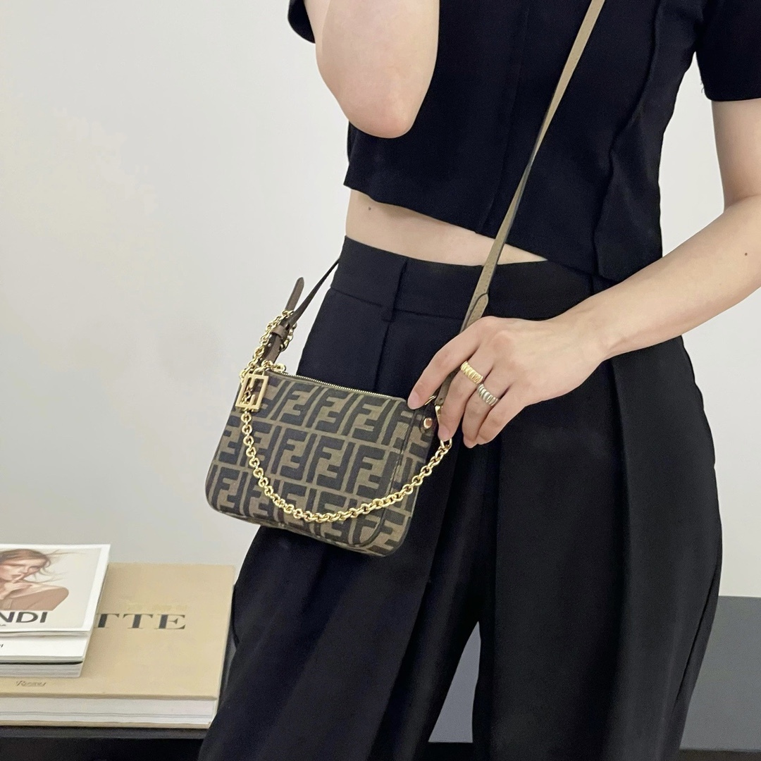 펜디 펜디 FF 패브릭 슬림 파우치 레플리카 8번 이미지 - Bag | 세미샵 레플리카 사이트