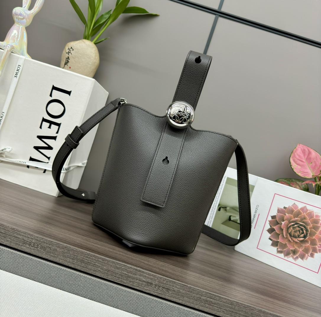 Loewe Pebble Bucket Mini - 상세 이미지