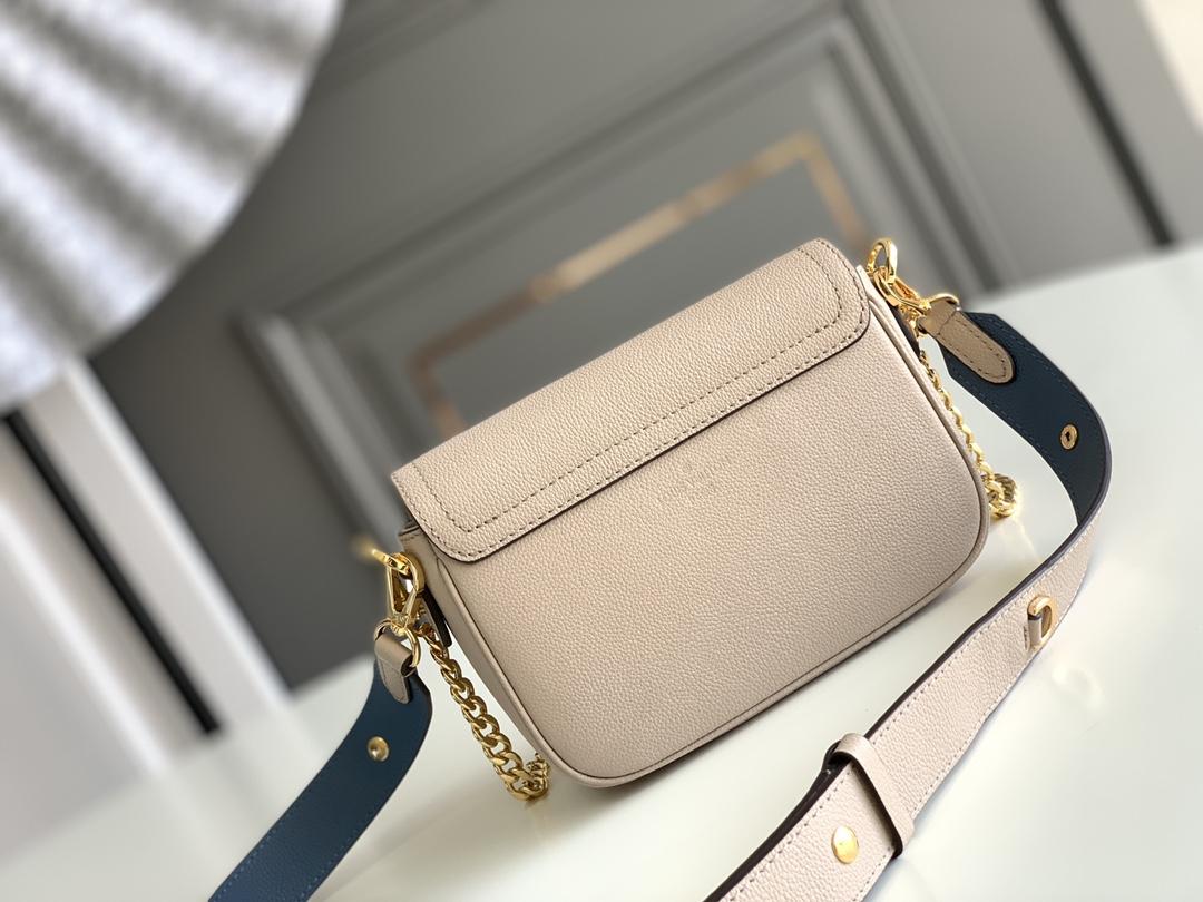 Louis Vuitton Lock Me Tender - 상세 이미지