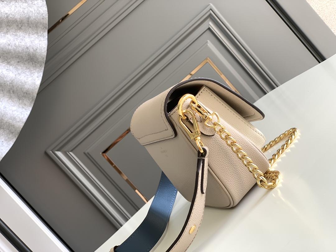 Louis Vuitton Lock Me Tender - 상세 이미지