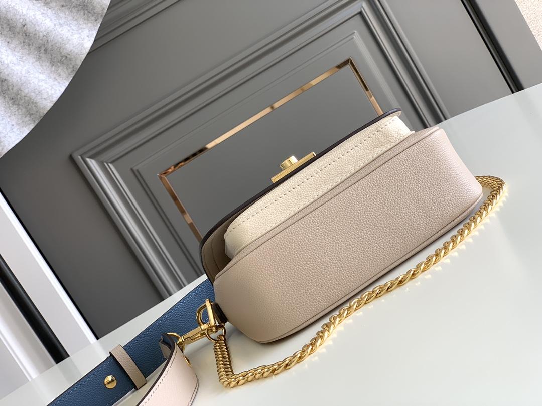 Louis Vuitton Lock Me Tender - 상세 이미지