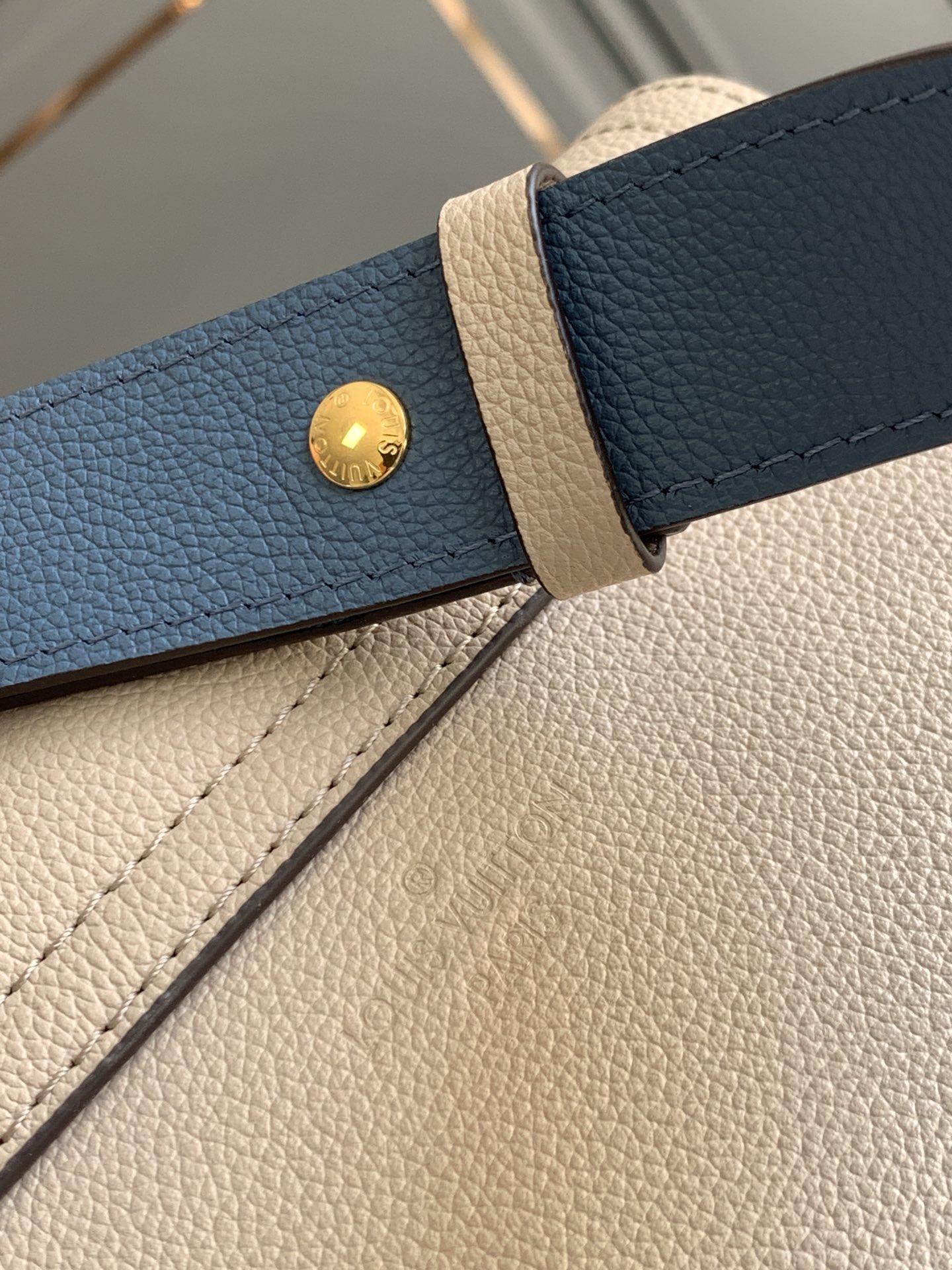 Louis Vuitton Lock Me Tender - 상세 이미지