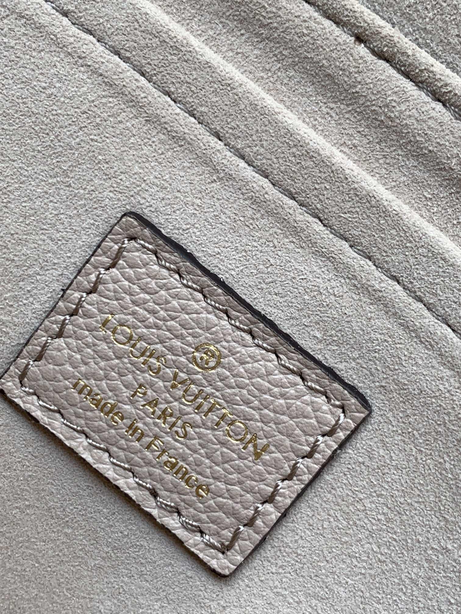 Louis Vuitton Lock Me Tender - 상세 이미지
