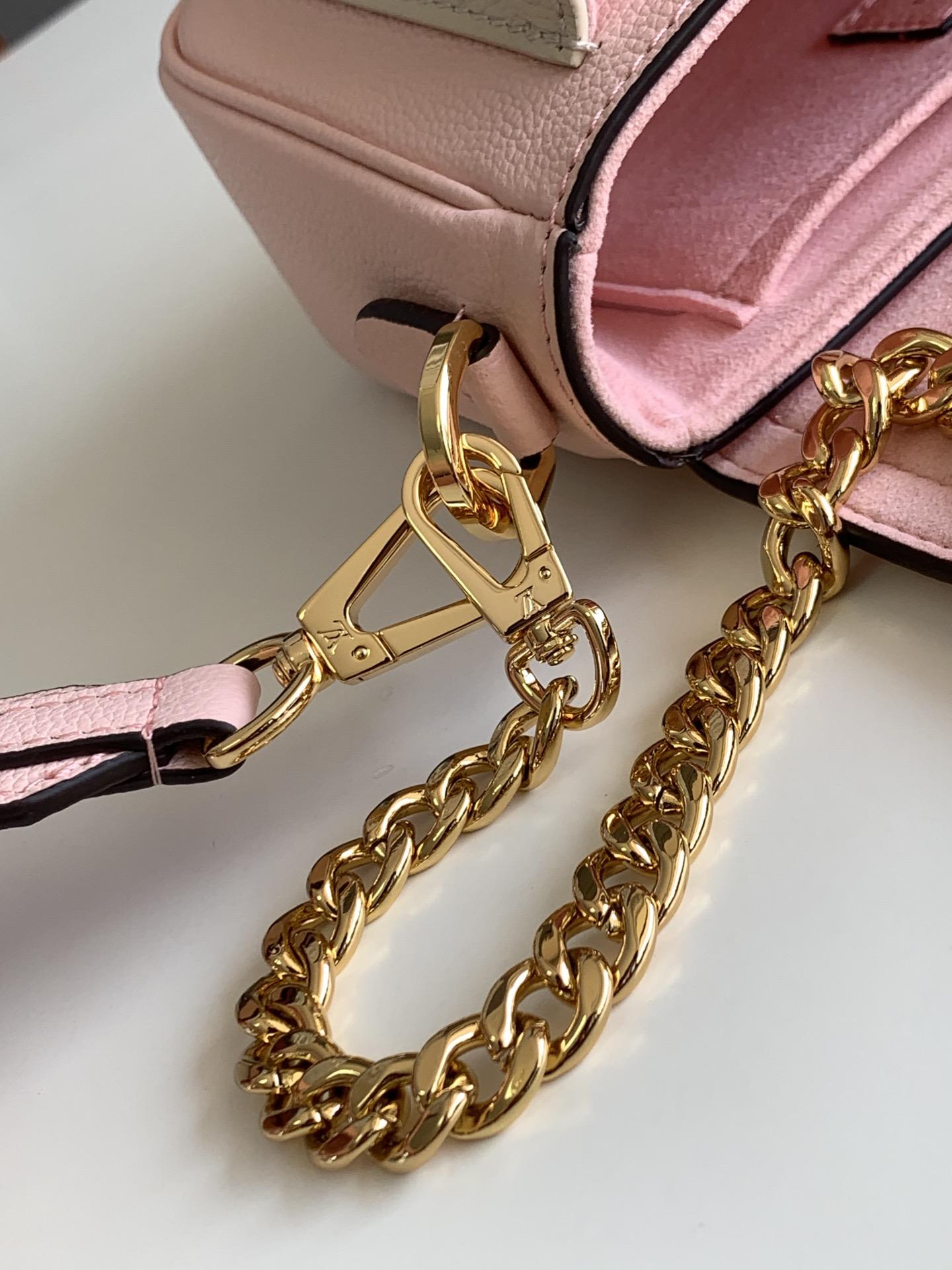 Louis Vuitton Lock Me Tender - 상세 이미지