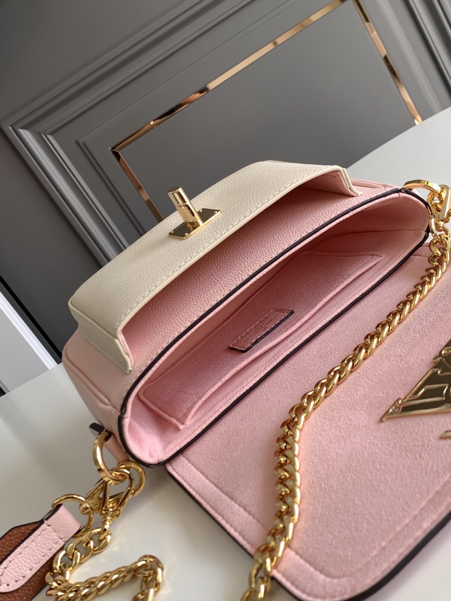 Louis Vuitton Lock Me Tender - 상세 이미지
