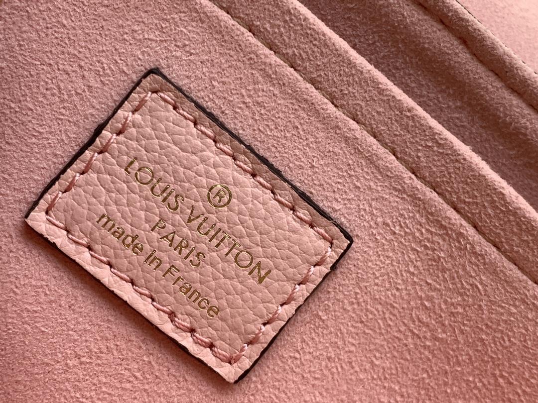 Louis Vuitton Lock Me Tender - 상세 이미지
