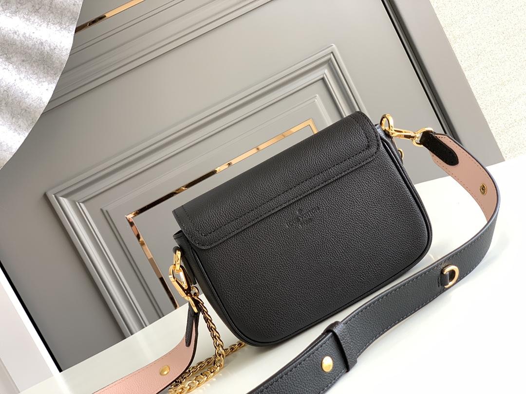Louis Vuitton Lock Me Tender - 상세 이미지