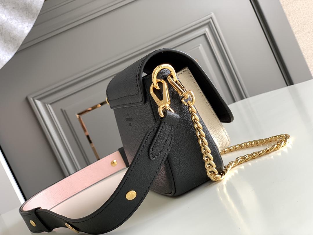 Louis Vuitton Lock Me Tender - 상세 이미지