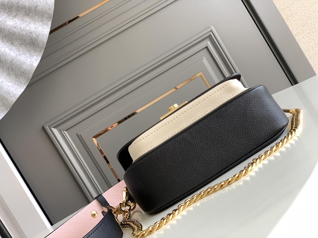 Louis Vuitton Lock Me Tender - 상세 이미지
