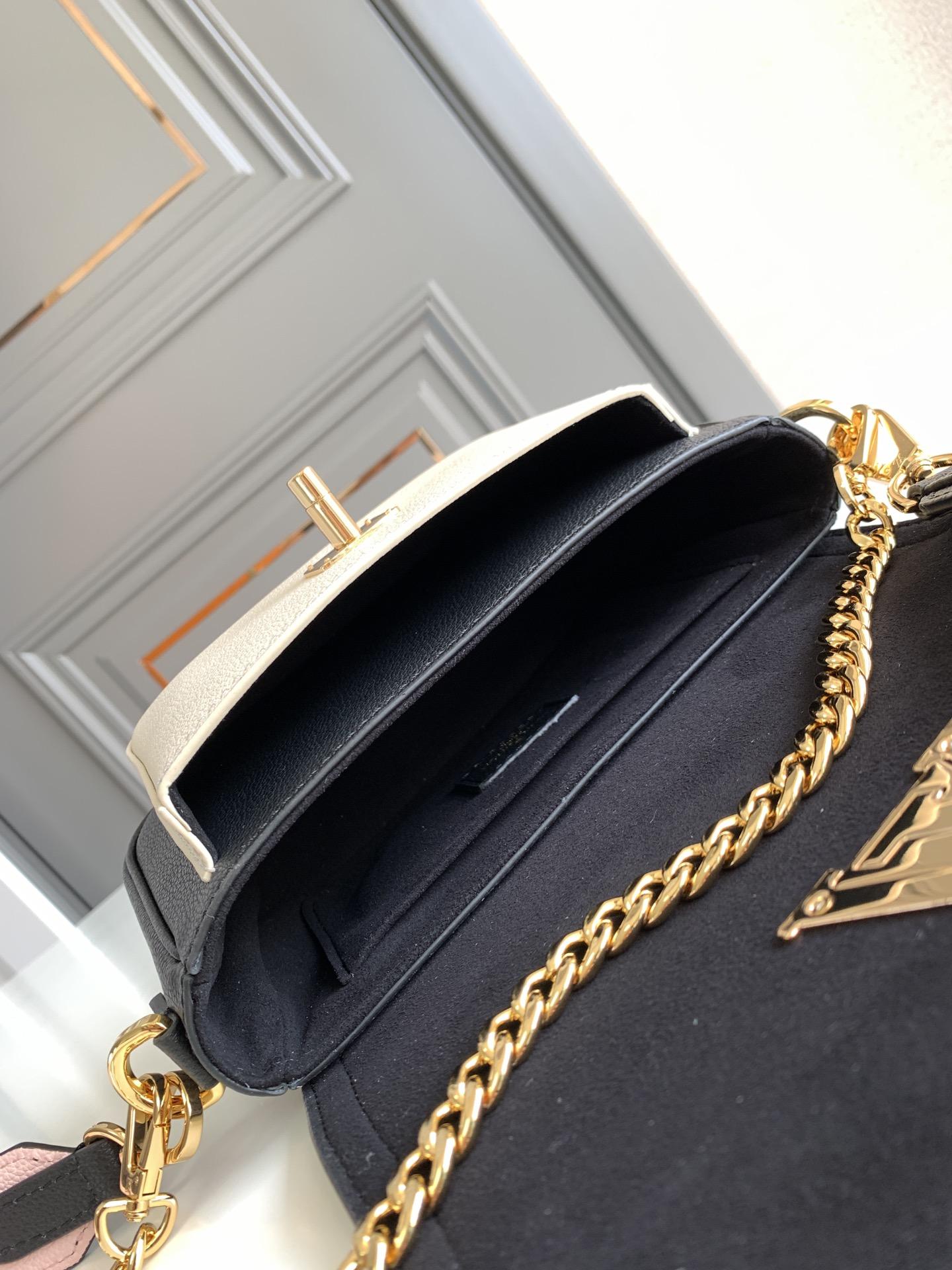 Louis Vuitton Lock Me Tender - 상세 이미지