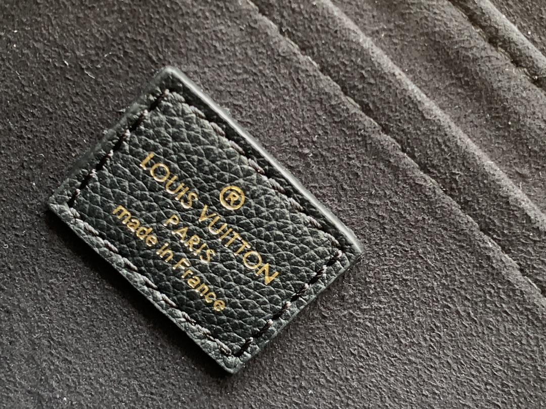 Louis Vuitton Lock Me Tender - 상세 이미지