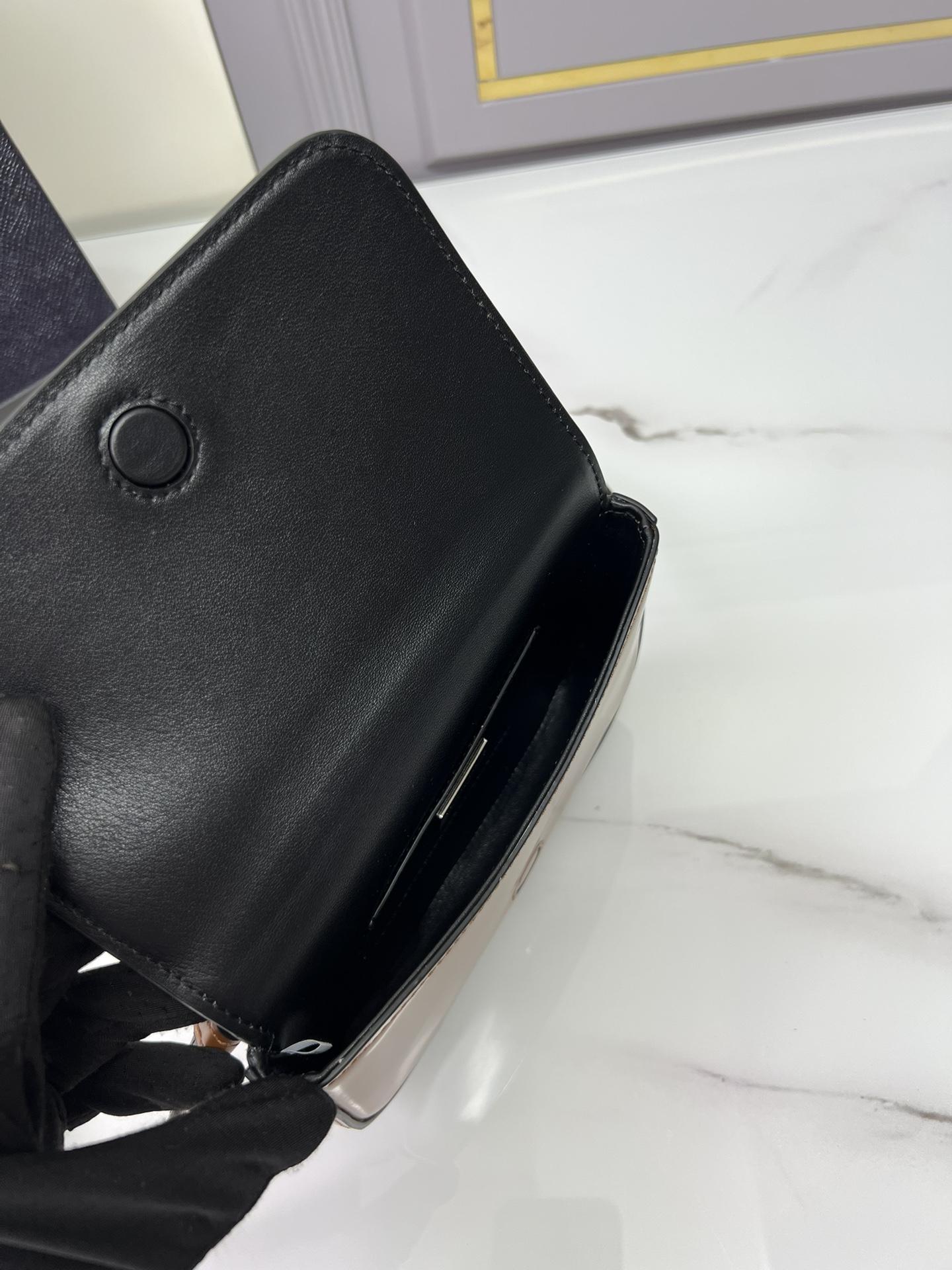 P R A D A Prada Brushed Leather Mini 레플리카 23번 이미지 - Bag | 세미샵 레플리카 사이트