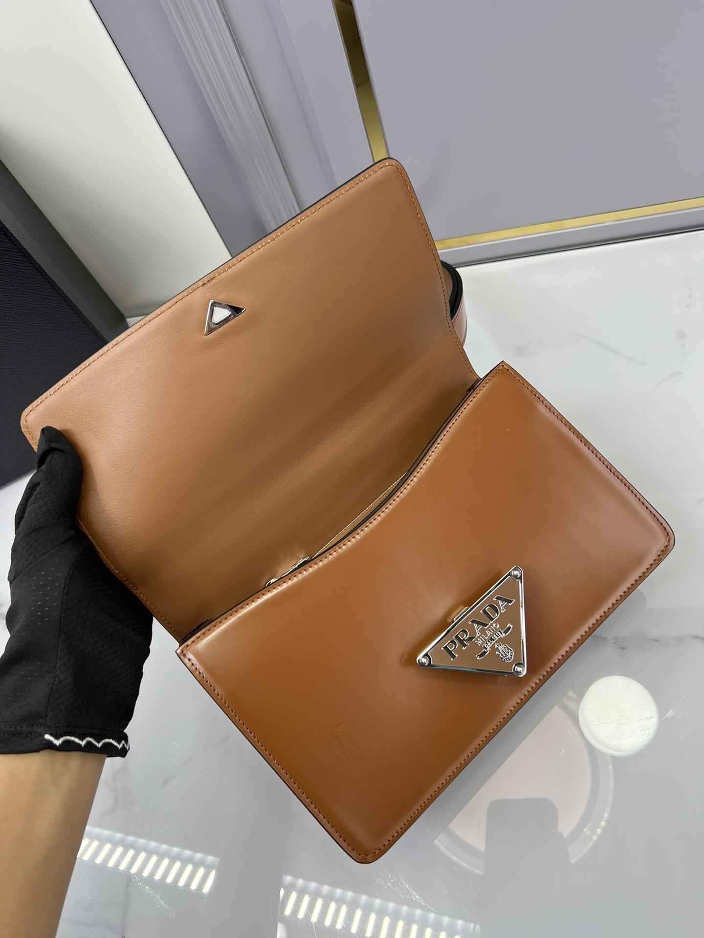 P R A D A Prada Emblem Brushed Leather Bag 레플리카 6번 이미지 - Bag | 세미샵 레플리카 사이트