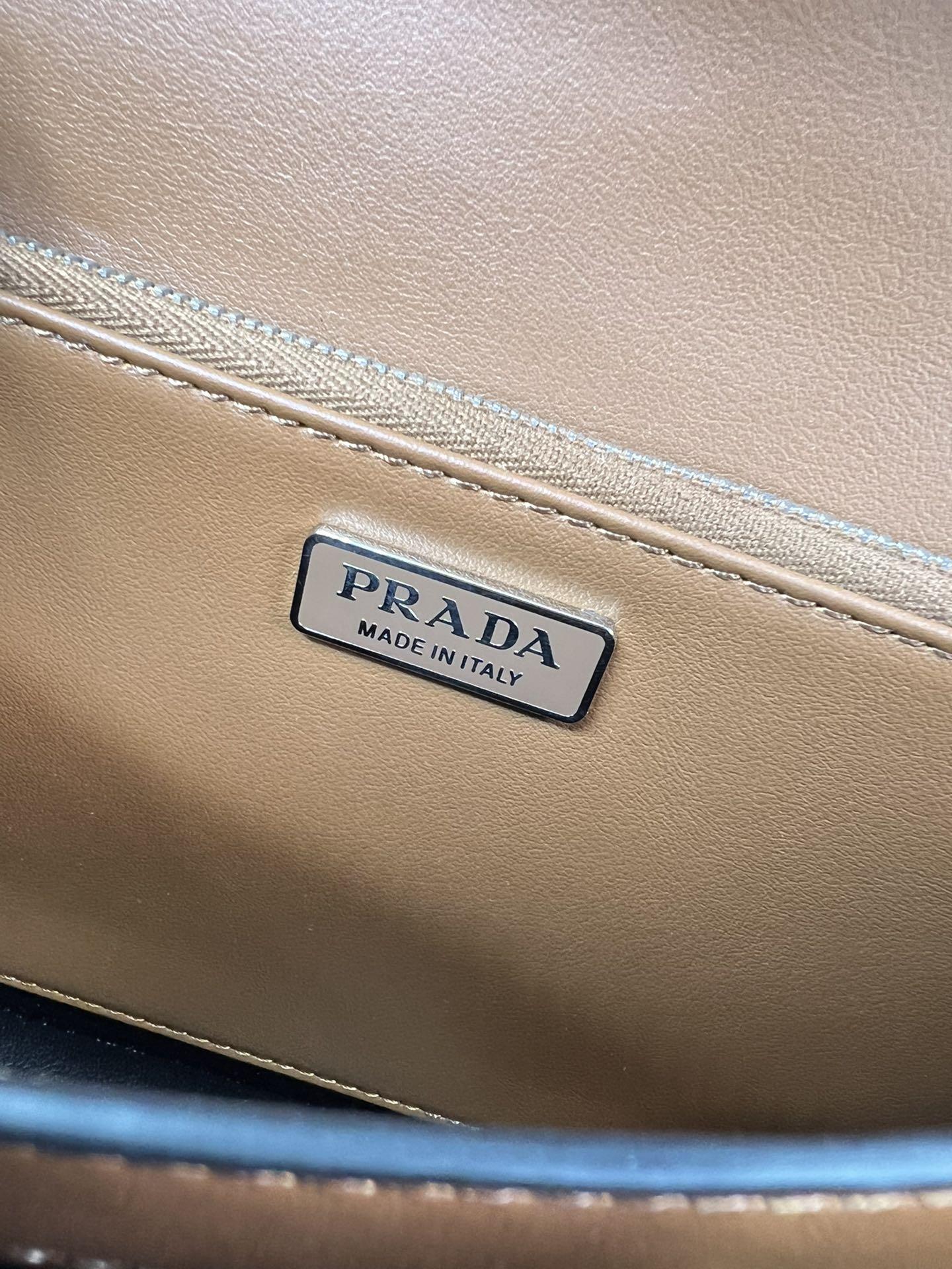 P R A D A Prada Emblem Brushed Leather Bag 레플리카 8번 이미지 - Bag | 세미샵 레플리카 사이트