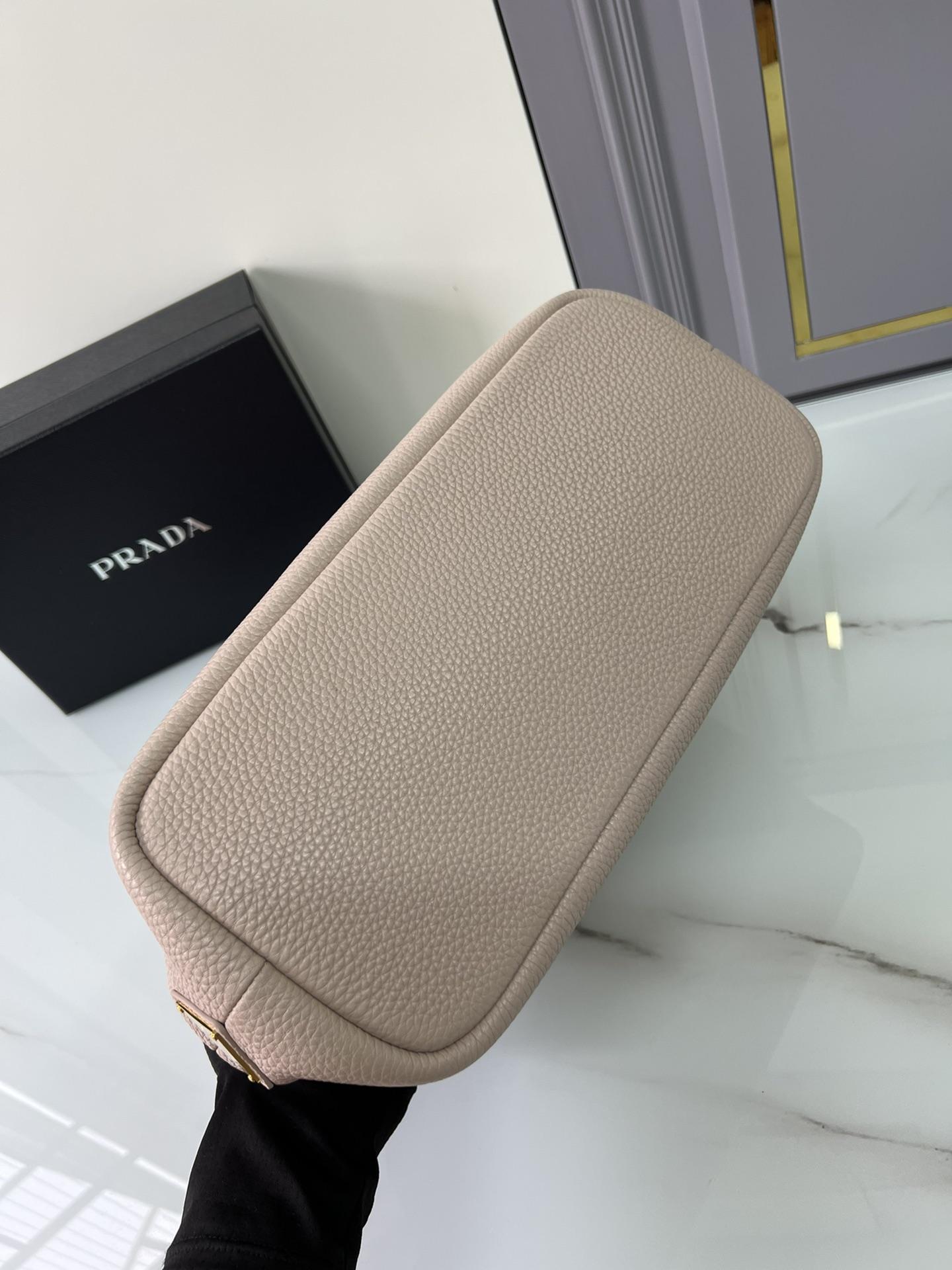 P R A D A Prada Perforate Logo Leather Tote 레플리카 12번 이미지 - Bag | 세미샵 레플리카 사이트