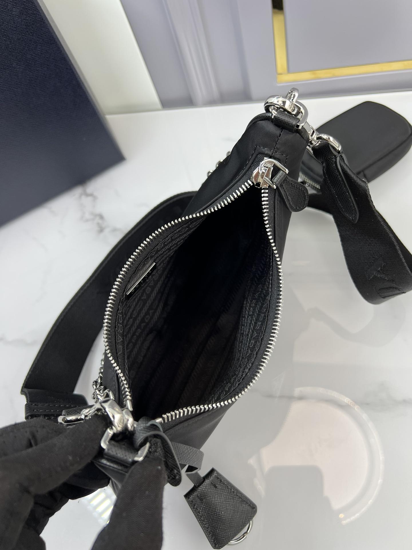 P R A D A Prada Re-Edition 2005 Nylon Hobo 레플리카 4번 이미지 - Bag | 세미샵 레플리카 사이트