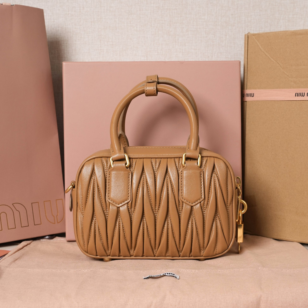 Miu Miu Miu Miu Matelasse Nappa Leather 레플리카 2번 이미지 - Bag | 세미샵 레플리카 사이트