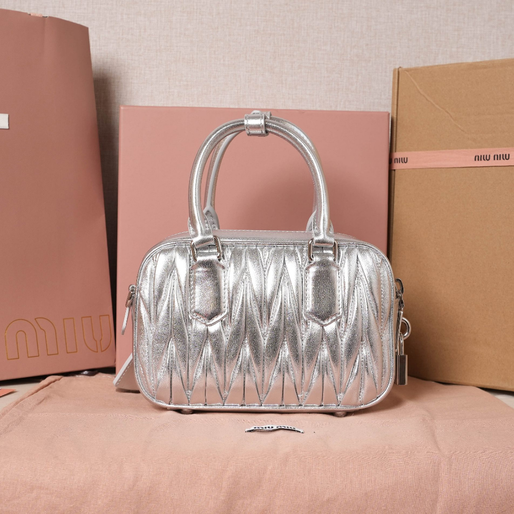 Miu Miu Matelasse Nappa Leather - 상세 이미지