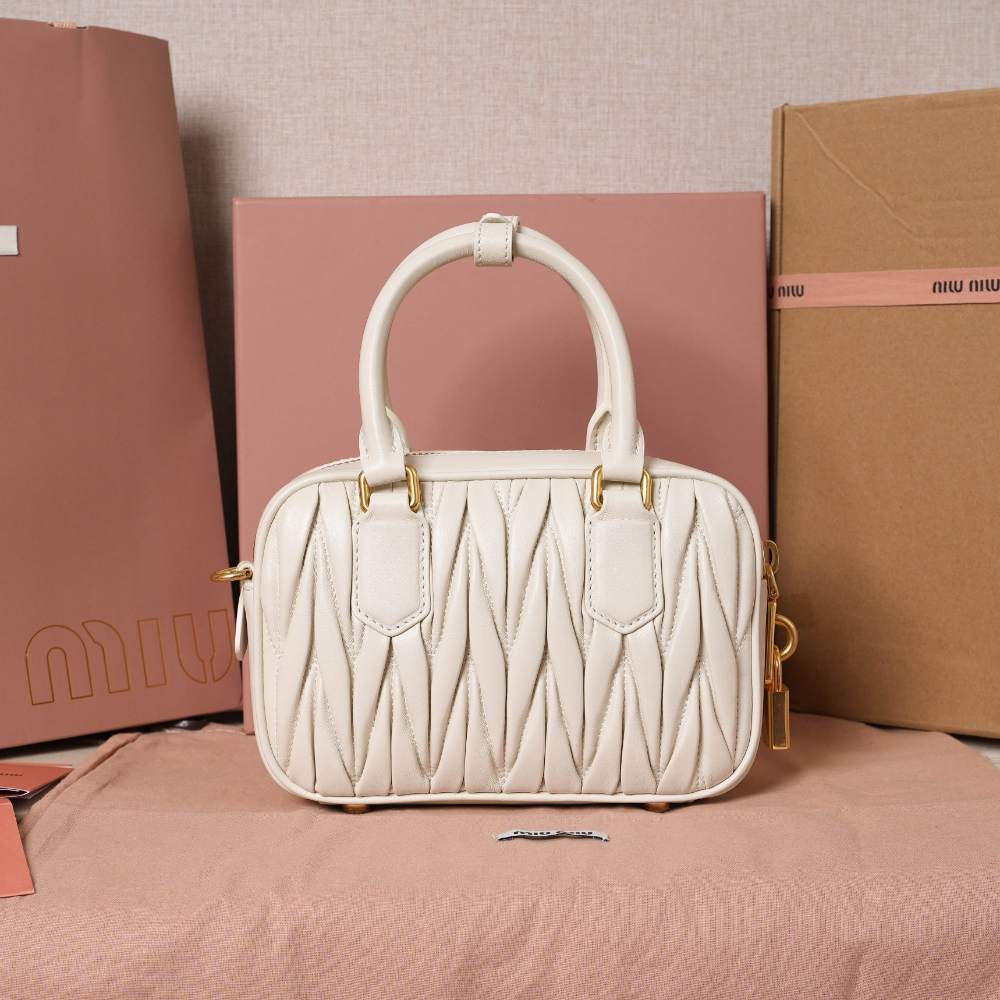 Miu Miu Matelasse Nappa Leather - 상세 이미지