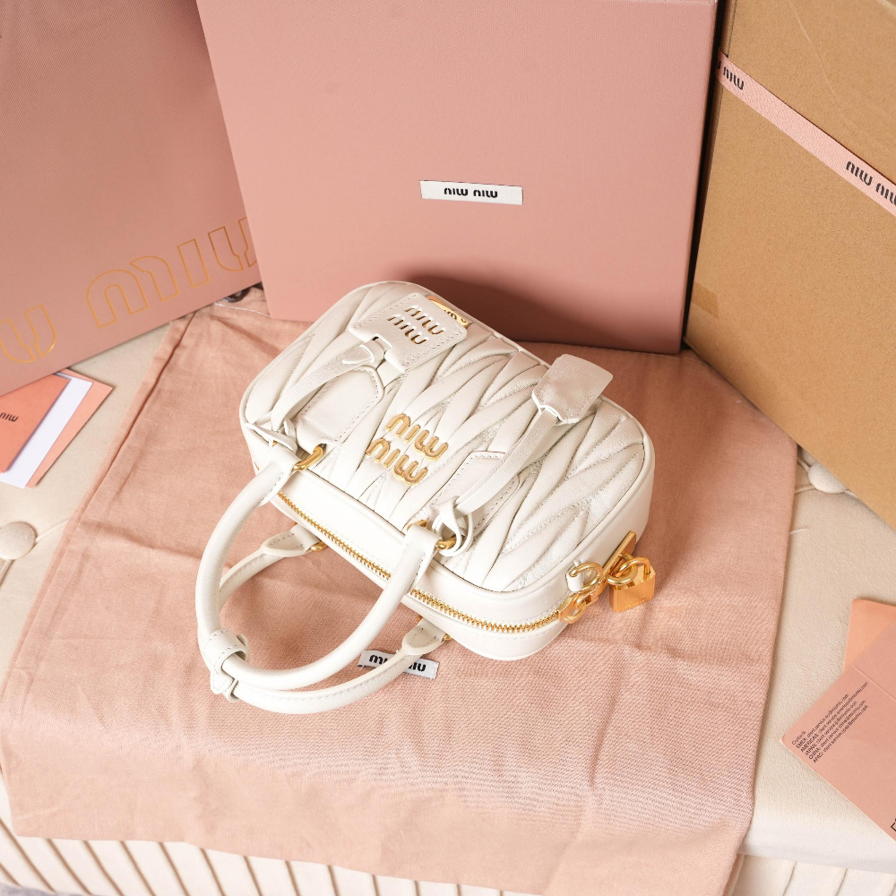 Miu Miu Matelasse Nappa Leather - 상세 이미지