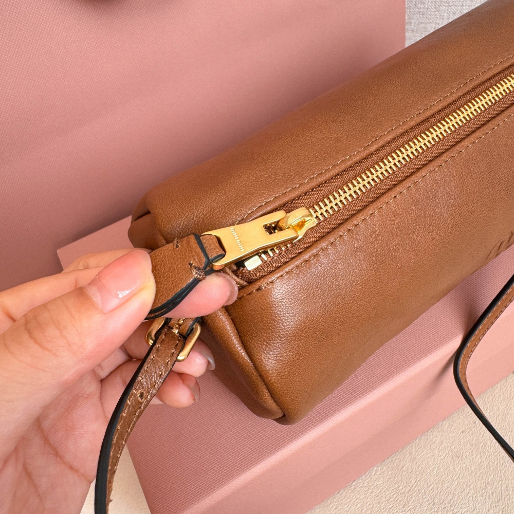 Miu Miu Miu Miu Nappa Leather Pouch 레플리카 6번 이미지 - Bag | 세미샵 레플리카 사이트