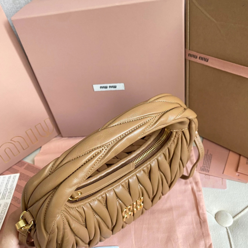 Miu Miu Miu Miu Wander Matelasse Nappa Leather Hobo 레플리카 5번 이미지 - Bag | 세미샵 레플리카 사이트