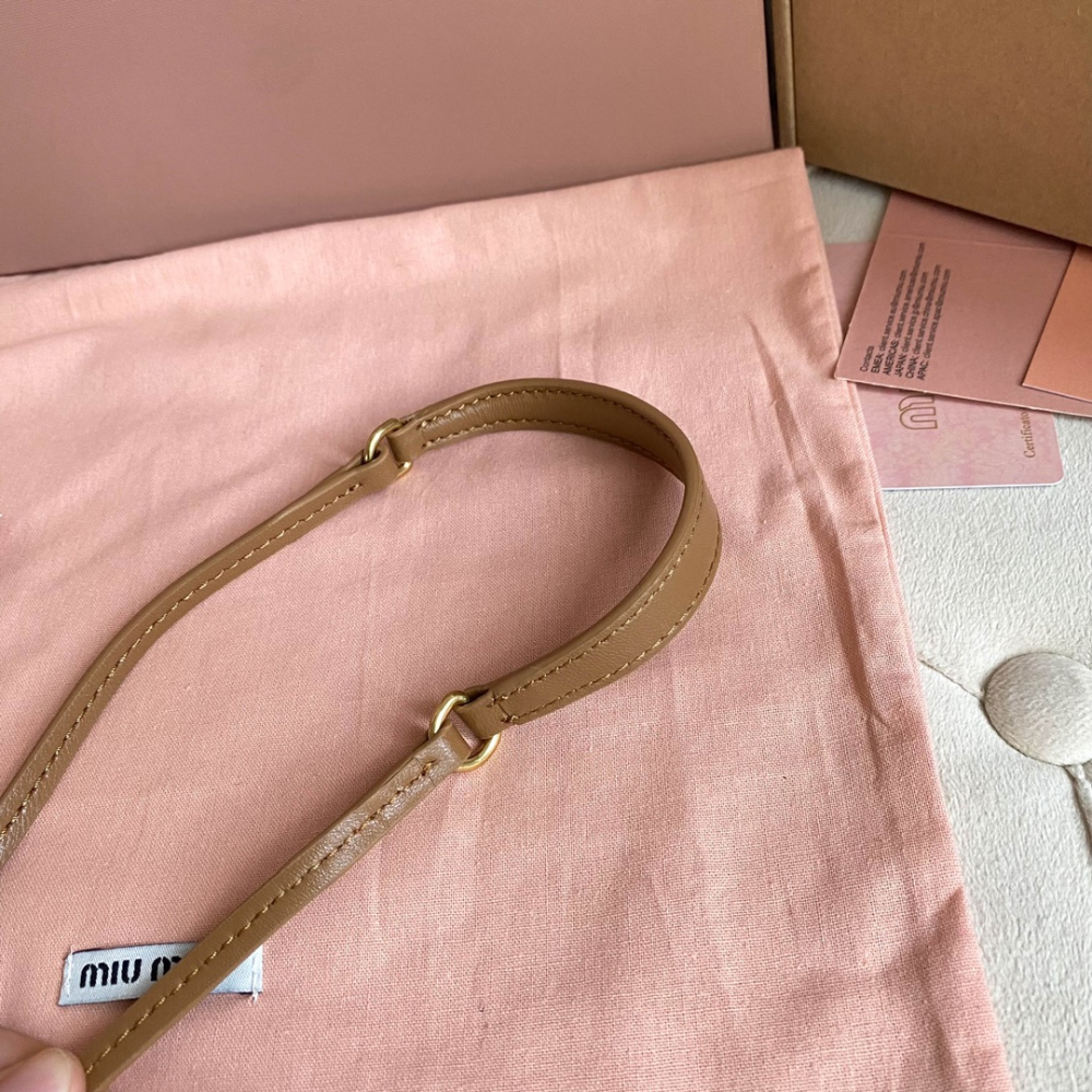 Miu Miu Miu Miu Wander Matelasse Nappa Leather Hobo 레플리카 6번 이미지 - Bag | 세미샵 레플리카 사이트