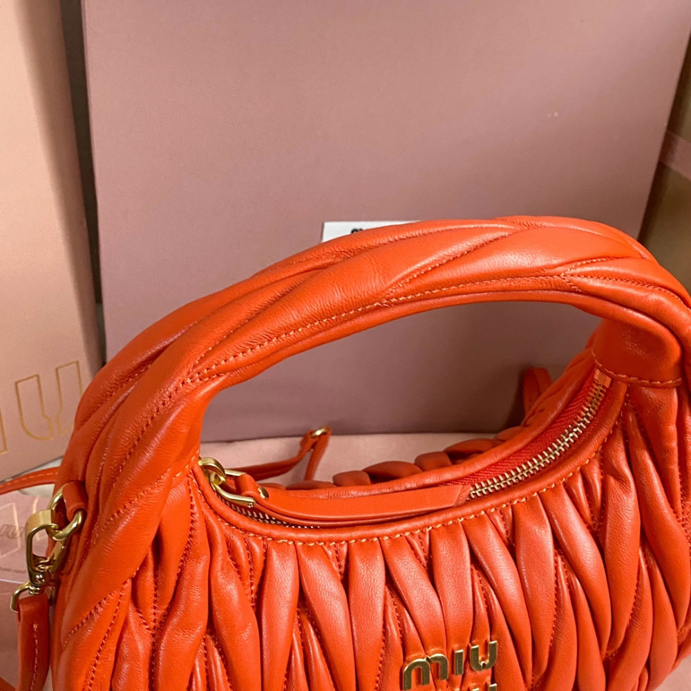 Miu Miu Miu Miu Wander Matelasse Nappa Leather Hobo 레플리카 4번 이미지 - Bag | 세미샵 레플리카 사이트