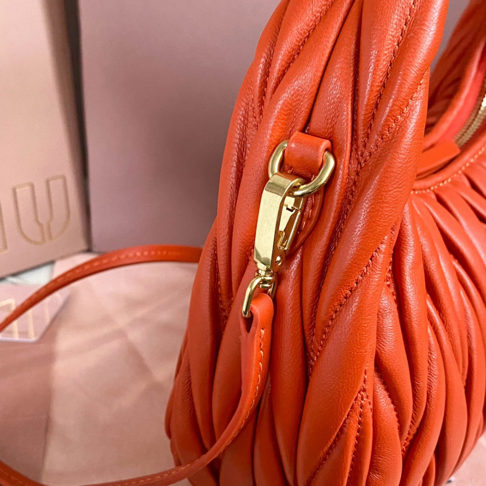 Miu Miu Miu Miu Wander Matelasse Nappa Leather Hobo 레플리카 6번 이미지 - Bag | 세미샵 레플리카 사이트