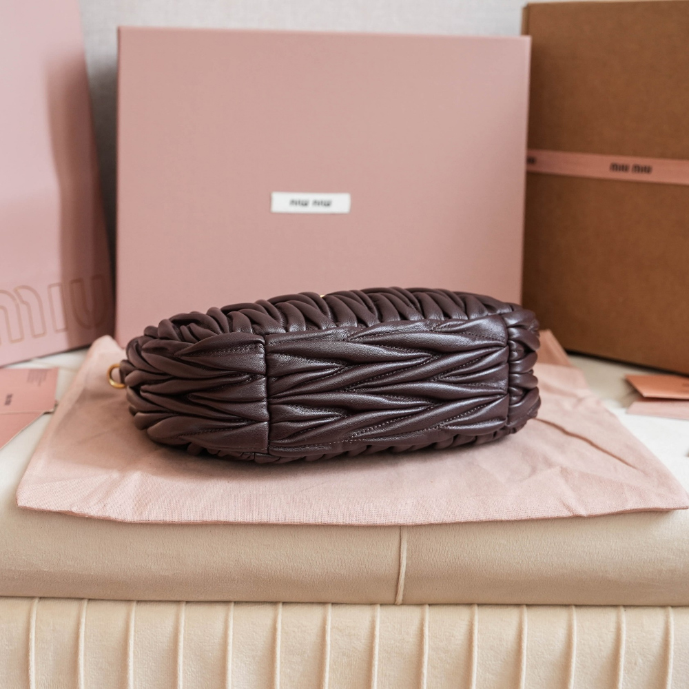 Miu Miu Miu Miu Wander Matelasse Nappa Leather Hobo 레플리카 4번 이미지 - Bag | 세미샵 레플리카 사이트