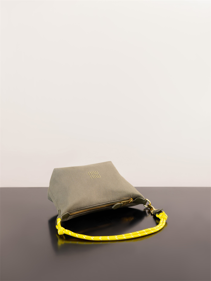 미우미우 미우미우 개버딘 파우치 올리브 그린 5NE841 레플리카 2번 이미지 - Bag | 세미샵 레플리카 사이트