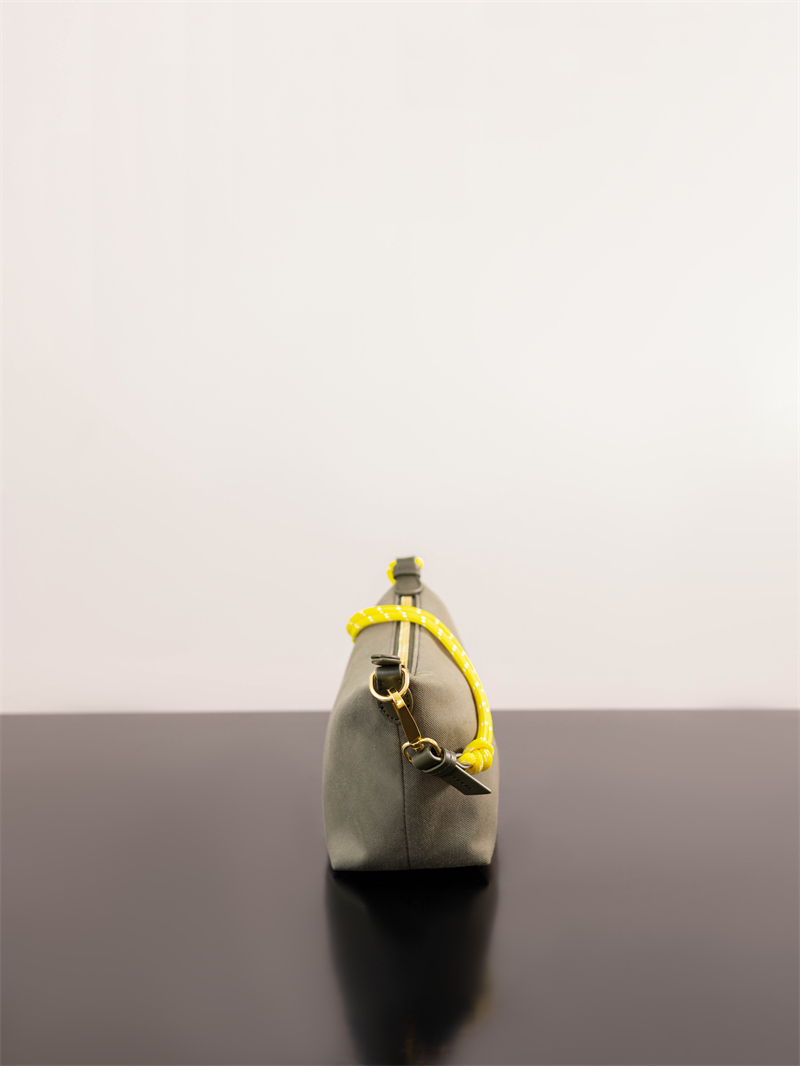 미우미우 미우미우 개버딘 파우치 올리브 그린 5NE841 레플리카 17번 이미지 - Bag | 세미샵 레플리카 사이트