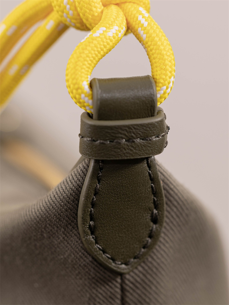 미우미우 미우미우 개버딘 파우치 올리브 그린 5NE841 레플리카 19번 이미지 - Bag | 세미샵 레플리카 사이트