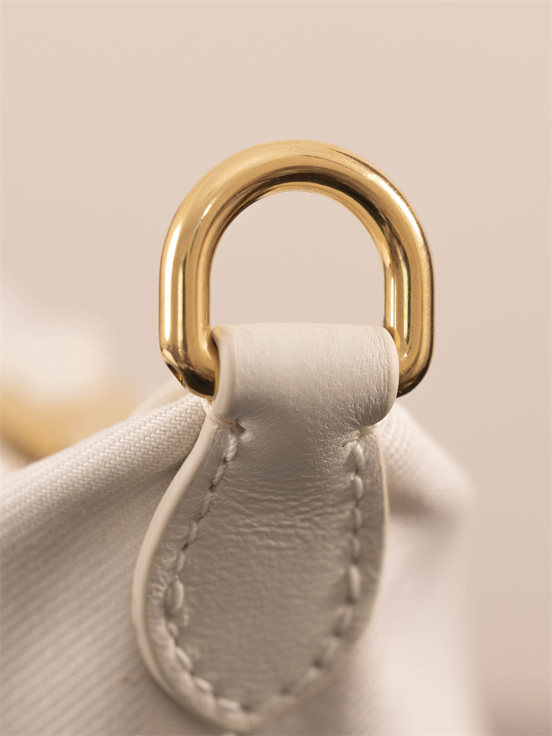 미우미우 미우미우 개버딘 파우치 화이트 5NE841 레플리카 4번 이미지 - Bag | 세미샵 레플리카 사이트