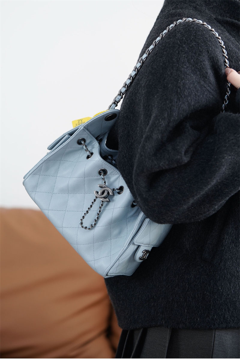 샤넬 샤넬 26C 25 미니 호보 백 그레인드 카프스킨 골드 메탈 라이트 블루 레플리카 1번 이미지 - Bag | 세미샵 레플리카 사이트