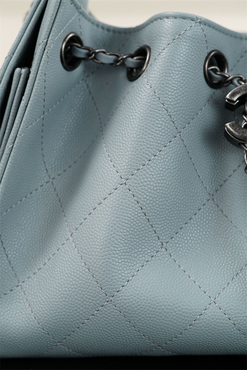 샤넬 샤넬 26C 25 미니 호보 백 그레인드 카프스킨 골드 메탈 라이트 블루 레플리카 17번 이미지 - Bag | 세미샵 레플리카 사이트