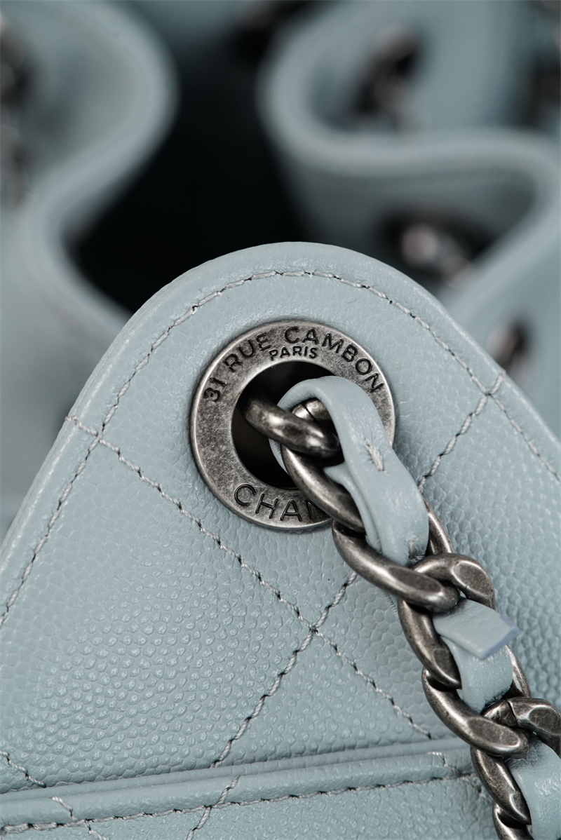 샤넬 샤넬 26C 25 미니 호보 백 그레인드 카프스킨 골드 메탈 라이트 블루 레플리카 14번 이미지 - Bag | 세미샵 레플리카 사이트