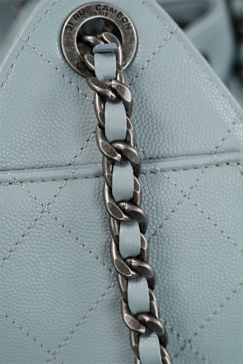 샤넬 샤넬 26C 25 미니 호보 백 그레인드 카프스킨 골드 메탈 라이트 블루 레플리카 20번 이미지 - Bag | 세미샵 레플리카 사이트