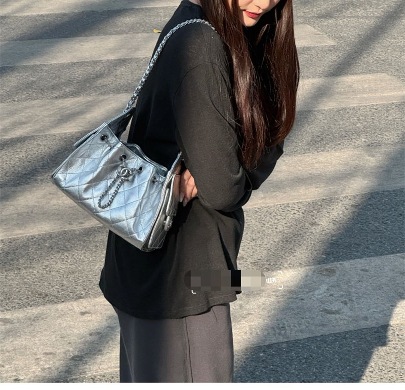 샤넬 샤넬 26C 25 미니 호보 백 그레인드 카프스킨 골드 메탈 실버 레플리카 17번 이미지 - Bag | 세미샵 레플리카 사이트