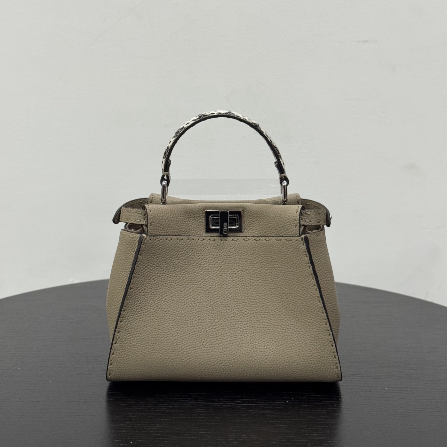 펜디 미니 피카부 아이씨 유 1번 이미지