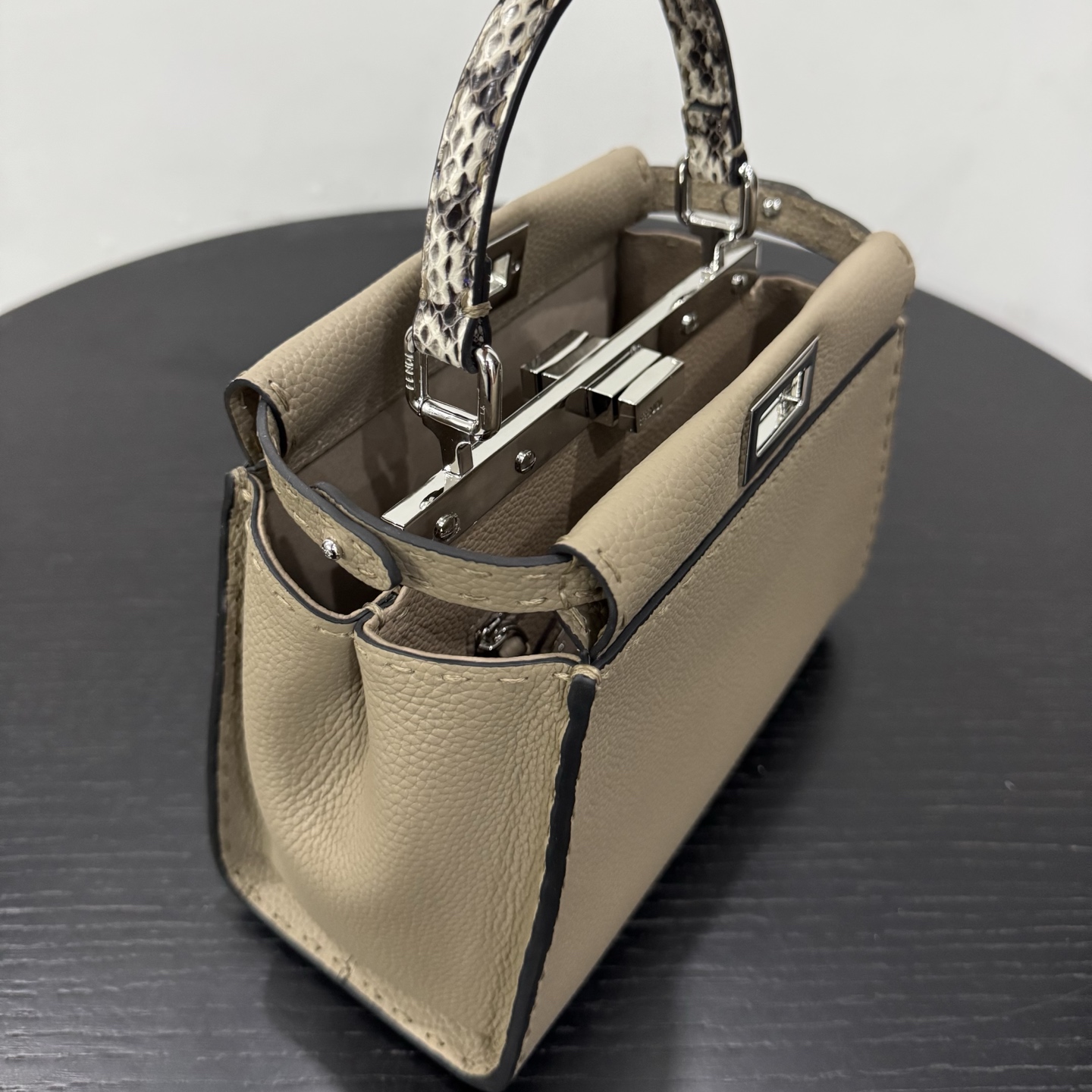 펜디 미니 피카부 아이씨 유 6번 이미지