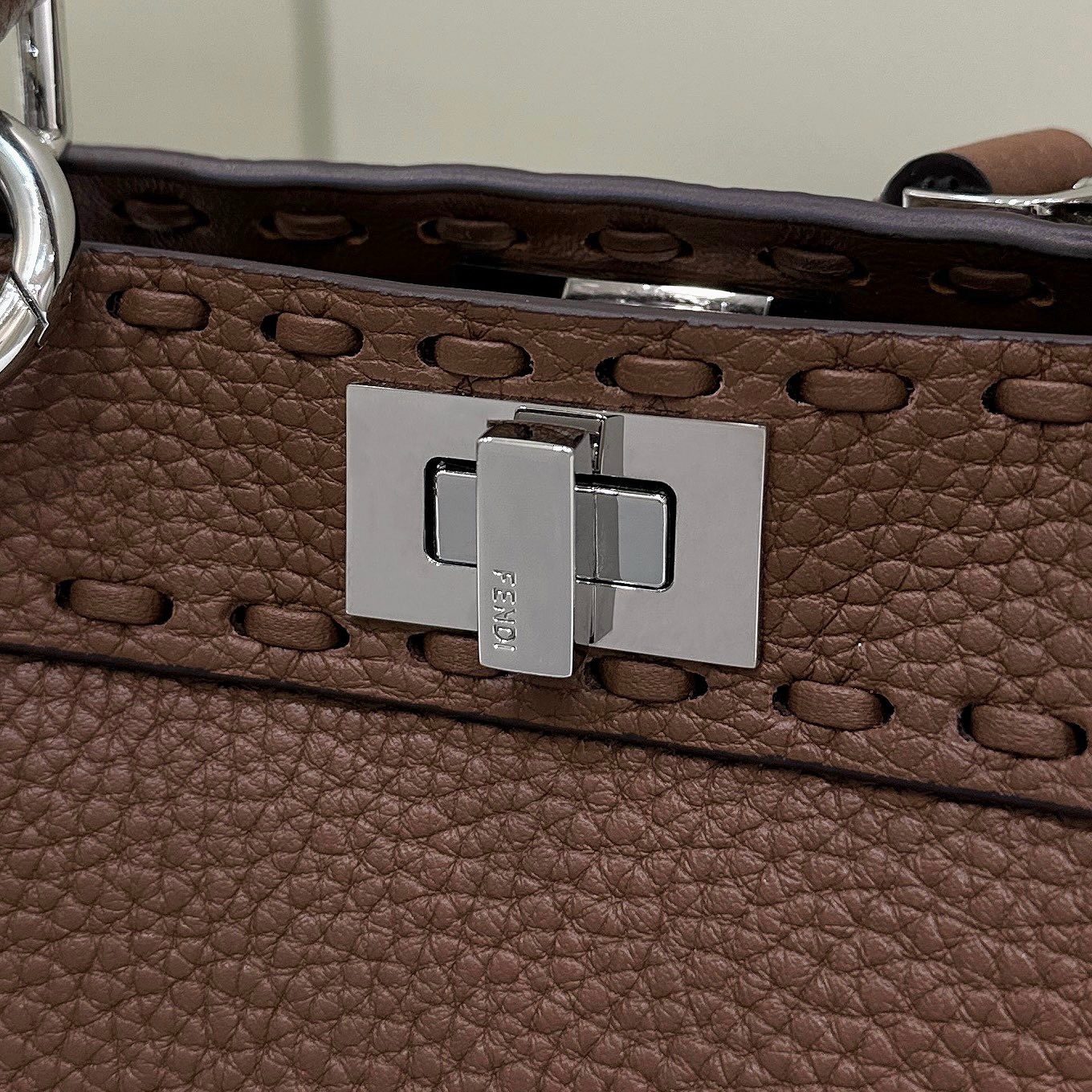 펜디 쁘띠 피카부 아이씨 유 5번 이미지